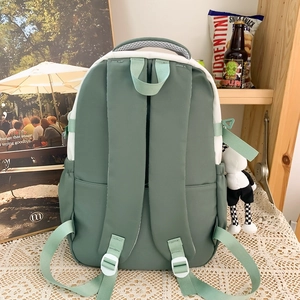 Sac à dos polyvalent vert foncé et blanc avec bretelles ergonomiques et poches latérales