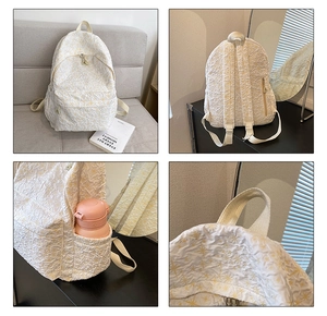 Detailweergave van beige rugzak met sterrenstiksel en handige zijvakken voor flessen