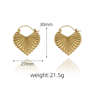 Gros plan sur boucles d'oreilles cœur dorées, texture soleil, 30mm x 27mm, poids 21,5g