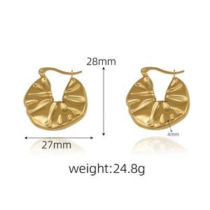 Détails de boucles d'oreilles créoles dorées 18k avec texture plissée chic