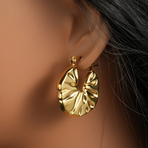 Créoles larges en plaqué or 18k avec un design texturé plissé irrégulier vintage