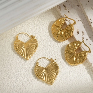 Boucles d'oreilles modernes en or 18k avec texture plissée irrégulière en forme de cœur
