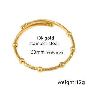 Dettaglio di un bracciale in acciaio inossidabile placcato oro 18k con corda e perline