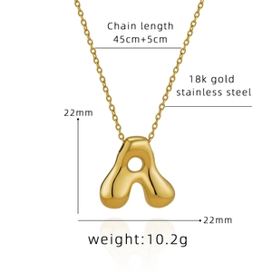 Détails et dimensions du collier avec pendentif lettre A bombé plaqué or 18 carats