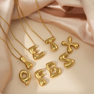 Colliers pendentifs lettres initiales 3D gonflées en or poli avec fines chaînes câbles