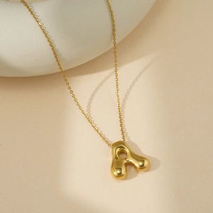 Collier minimaliste en or avec pendentif lettre A 3D bombée au fini brillant poli
