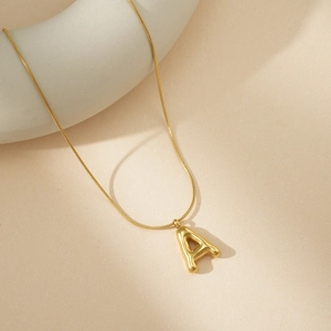 Collar minimalista con colgante de letra A dorada efecto 3D y cadena de serpiente fina
