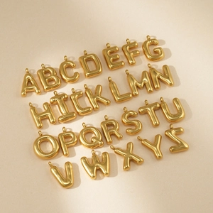 Set de 26 colgantes de letras 3D doradas con estilo globo minimalista para collares