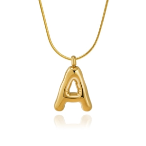 Collar dorado con colgante de letra A tipo globo y cadena de serpiente fina sobre blanco