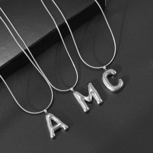 Gepolijste zilveren ballonletterhangers met A, M, C aan verfijnde slangenkettingen