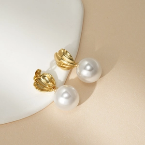 Elegant 18k gold shell earrings with large white pearls for a modern ocean-inspired look