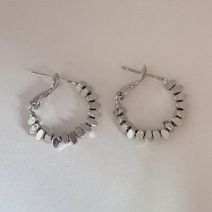 Boucles d'oreilles créoles perlées en argent minimalistes avec maillons en métal segmenté