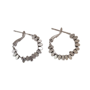 Élégantes boucles d'oreilles créoles argentées avec design perlé et forme circulaire