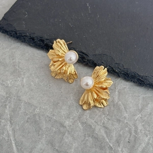 Boucles d'oreilles vintage fleurs plissées dorées avec perles pour femme