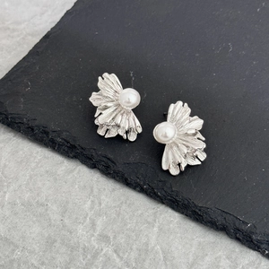 Boucles d'oreilles fleurs argentées style français avec perle sur socle en pierre