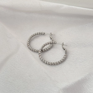 Boucles d'oreilles créoles torsadées argentées vintage avec finition texturée élégante
