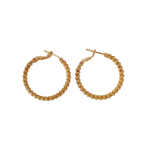 Boucles d'oreilles créoles dorées torsadées de style vintage sur fond blanc pur