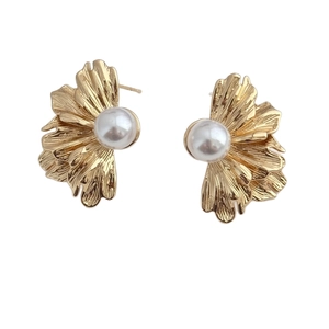 Boucles d'oreilles vintage fleurs plissées dorées avec perle élégante pour femme