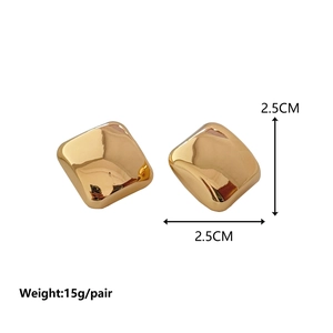 Détail de boucles d'oreilles carrées polies en or 18 carats mesurant 2,5cm x 2,5cm