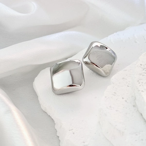 Boucles d'oreilles carrées évidées minimalistes avec finition miroir argentée polie