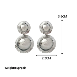 Boucles d'oreilles géométriques argentées à double boule avec sphères polies et texture maille