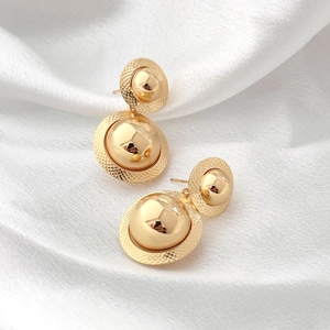 Boucles d'oreilles géométriques françaises avec sphères dorées polies et texturées