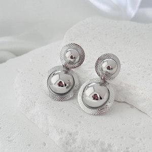 Boucles d'oreilles boules argentées de style français avec design géométrique chic