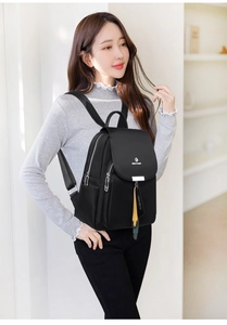 Détail du sac à dos en nylon noir avec boucle argentée et lanière Urban Revivo colorée