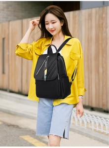 Détail du sac à dos noir avec sangle Urban Revivo sur la fermeture éclair en métal