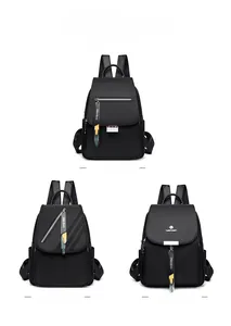 Trois sacs à dos noirs imperméables avec tirettes en ruban lettré sur fond blanc pur