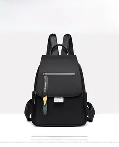 Détail d'un sac à dos noir imperméable avec tirette de fermeture éclair décorative