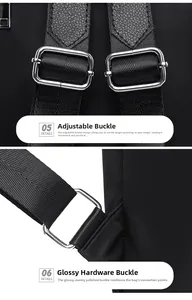 Détail des boucles réglables et de la quincaillerie argentée sur le sac à dos noir