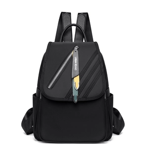 Sac à dos noir imperméable en nylon pour femme avec rabat en cuir et breloque colorée