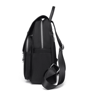 Sac à dos en nylon noir étanche avec fermetures éclair argentées et poches latérales