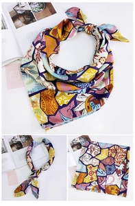 Dettagli del foulard in seta con stampa floreale geometrica multicolore e bordi cuciti