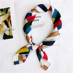 Dettaglio di un foulard di seta 70cm con motivi geometrici su una rivista di moda