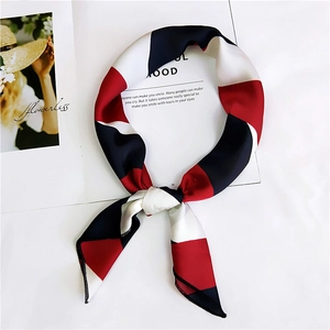 Dettaglio del foulard in seta con motivi geometrici rosso e blu e bordi arrotolati fini