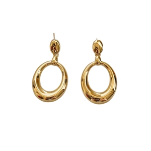 Boucles d'oreilles pendantes ovales dorées avec design double anneau poli sur fond blanc