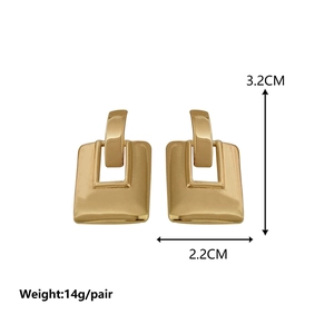 Boucles d'oreilles pendantes carrées dorées à l'or 18 carats avec dimensions détaillées