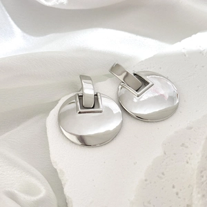 Boucles d'oreilles géométriques minimalistes en argent avec disques lisses et accents carrés