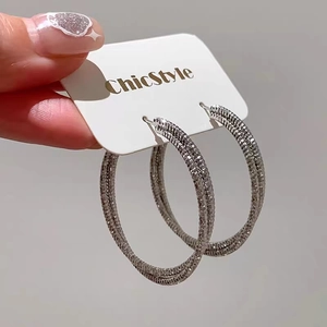 Orecchini a cerchio in argento testurizzato con motivo intrecciato su scheda Chic