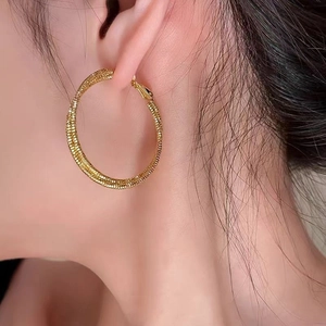 Grandi orecchini a cerchio in oro 18K con finitura testurizzata e scintillante da donna