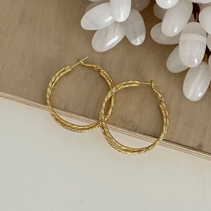 Orecchini a cerchio esagerati placcati in oro 18K con finitura glitterata testurizzata