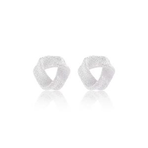 Boucles d'oreilles triangulaires torsadées en argent avec texture sablée et mate