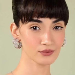 Boucles d'oreilles créoles argentées en C avec strass pavés sur modèle