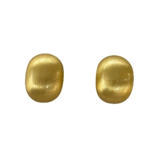 Detailaufnahme der goldenen ovalen Ohrstecker mit eleganter gebürsteter Metalltextur