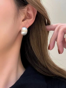 Detailansicht der matt gebürsteten Silber-Ohrstecker getragen für Texturansicht