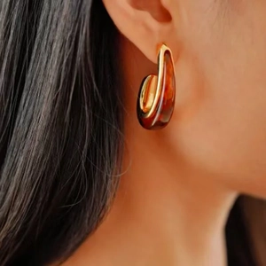 Boucles d'oreilles vintage en forme de C avec monture dorée et résine ambre