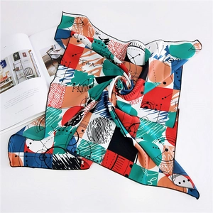 Foulard quadrato in seta con motivi geometrici astratti multicolore e rivista d'arte