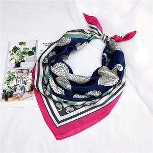Vue détaillée d'un foulard en soie bleu marine à motif cachemire avec bords roses